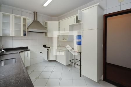 Casa à venda com 177m², 3 quartos e 6 vagas Casa à venda com 177m², 3 quartos e 6 vagasCozinha - Armários