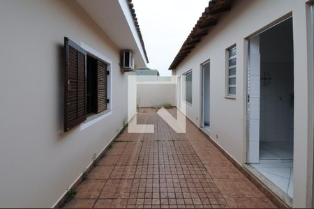 Casa à venda com 177m², 3 quartos e 6 vagas Casa à venda com 177m², 3 quartos e 6 vagasQuintal - fundo