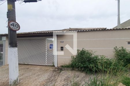 Casa à venda com 177m², 3 quartos e 6 vagas Casa à venda com 177m², 3 quartos e 6 vagasFachada