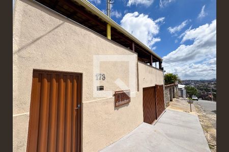 Casa à venda com 180m², 3 quartos e 2 vagasFachada