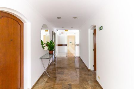 Apartamento à venda com 95m², 2 quartos e sem vaga Apartamento à venda com 95m², 2 quartos e sem vagaHall social