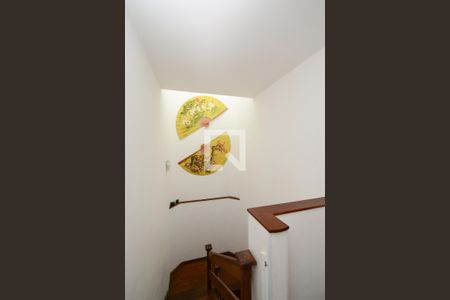 Casa à venda com 430m², 4 quartos e 4 vagas Casa à venda com 430m², 4 quartos e 4 vagasEscada