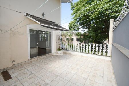 Casa à venda com 430m², 4 quartos e 4 vagas Casa à venda com 430m², 4 quartos e 4 vagasTerraço