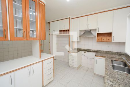 Casa à venda com 430m², 4 quartos e 4 vagas Casa à venda com 430m², 4 quartos e 4 vagasCozinha