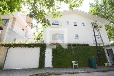 Casa à venda com 430m², 4 quartos e 4 vagas Casa à venda com 430m², 4 quartos e 4 vagasFachada