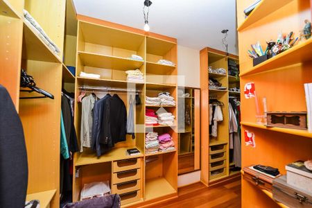 Casa à venda com 372m², 4 quartos e 2 vagas Casa à venda com 372m², 4 quartos e 2 vagasCloset da suíte 2