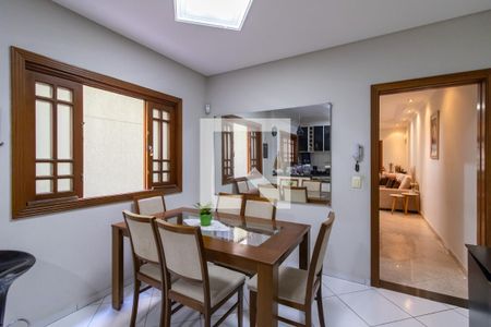 Casa à venda com 185m², 3 quartos e 3 vagas Casa à venda com 185m², 3 quartos e 3 vagasCopa