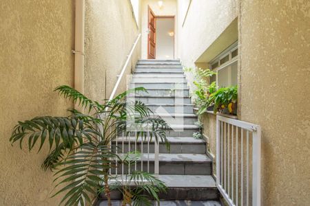 Casa à venda com 165m², 3 quartos e 2 vagas Casa à venda com 165m², 3 quartos e 2 vagasEscadas