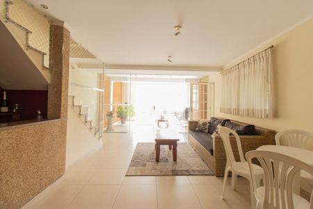 Casa à venda com 165m², 3 quartos e 2 vagas Casa à venda com 165m², 3 quartos e 2 vagasÁrea comum