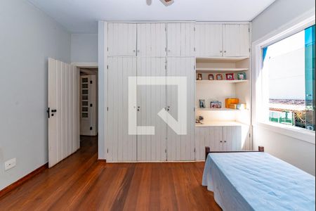 Casa à venda com 549m², 6 quartos e 5 vagas Casa à venda com 549m², 6 quartos e 5 vagasQuarto 3