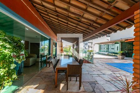 Casa à venda com 549m², 6 quartos e 5 vagas Casa à venda com 549m², 6 quartos e 5 vagasVaranda