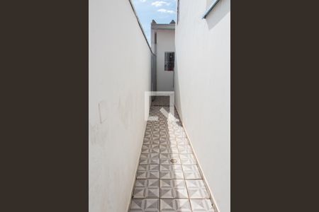 Casa à venda com 300m², 3 quartos e 4 vagasCORREDOR LATERAL ACESSO EDÍCULA