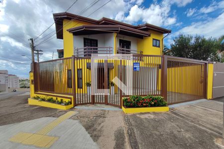 Casa à venda com 283m², 4 quartos e 2 vagas Casa à venda com 283m², 4 quartos e 2 vagasFachada