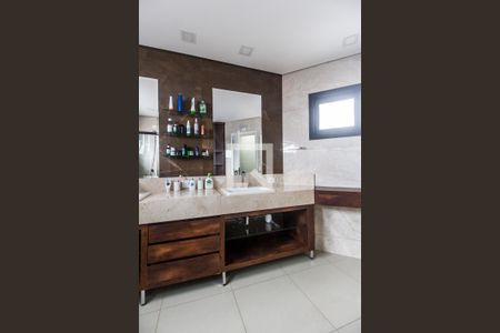 Casa de condomínio à venda com 380m², 3 quartos e 4 vagasBanheiro da Suíte 1