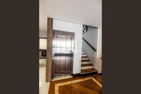 Casa de condomínio à venda com 380m², 3 quartos e 4 vagasEntrada