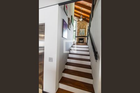 Casa de condomínio à venda com 380m², 3 quartos e 4 vagasEscada