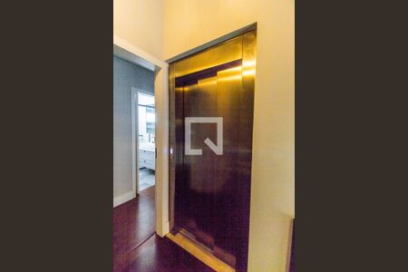 Casa de condomínio à venda com 380m², 3 quartos e 4 vagasCorredor