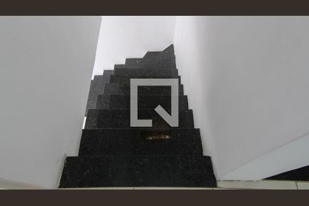 Casa à venda com 88m², 2 quartos e 1 vaga Casa à venda com 88m², 2 quartos e 1 vagaEscada