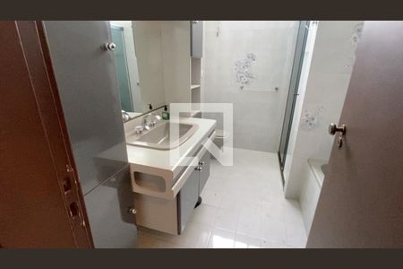 Apartamento à venda com 243m², 3 quartos e 2 vagas Apartamento à venda com 243m², 3 quartos e 2 vagasBanheiro Social