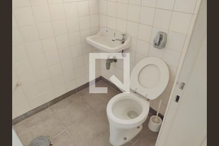 Apartamento à venda com 243m², 3 quartos e 2 vagas Apartamento à venda com 243m², 3 quartos e 2 vagasBanheiro da Área de Serviço