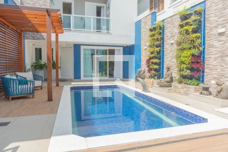 Casa à venda com 175m², 3 quartos e 2 vagasPiscina