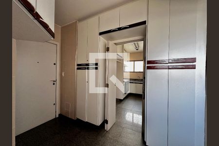 Apartamento à venda com 172m², 3 quartos e 2 vagas Apartamento à venda com 172m², 3 quartos e 2 vagasÁrea de Serviço