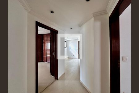 Apartamento à venda com 172m², 3 quartos e 2 vagas Apartamento à venda com 172m², 3 quartos e 2 vagasCorredor Quartos