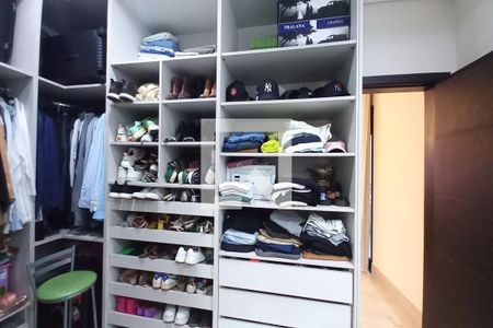 Casa de condomínio à venda com 420m², 3 quartos e 2 vagas Casa de condomínio à venda com 420m², 3 quartos e 2 vagasCloset da suíte 3