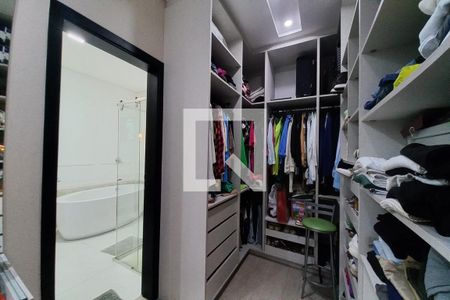 Casa de condomínio à venda com 420m², 3 quartos e 2 vagas Casa de condomínio à venda com 420m², 3 quartos e 2 vagasCloset da suíte 3