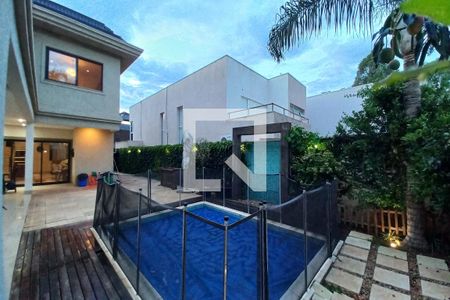 Casa de condomínio à venda com 420m², 3 quartos e 2 vagas Casa de condomínio à venda com 420m², 3 quartos e 2 vagasÁrea comum - Piscina