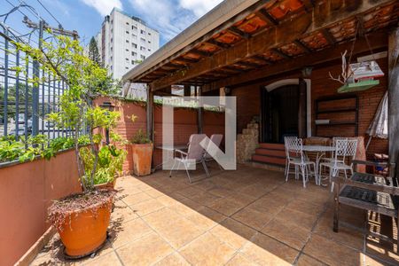 Casa à venda com 350m², 3 quartos e 3 vagas Casa à venda com 350m², 3 quartos e 3 vagasTerraço