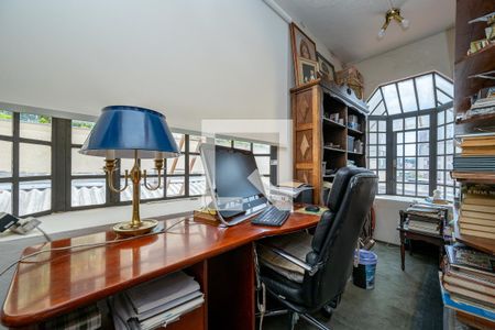 Casa à venda com 350m², 3 quartos e 3 vagas Casa à venda com 350m², 3 quartos e 3 vagasEscritório