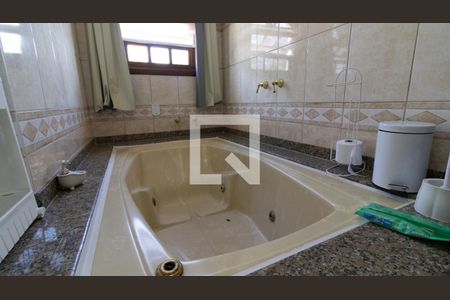 Casa à venda com 200m², 3 quartos e 5 vagasBanheiro da Suíte