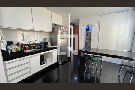 Casa à venda com 197m², 4 quartos e 3 vagas Casa à venda com 197m², 4 quartos e 3 vagasCozinha