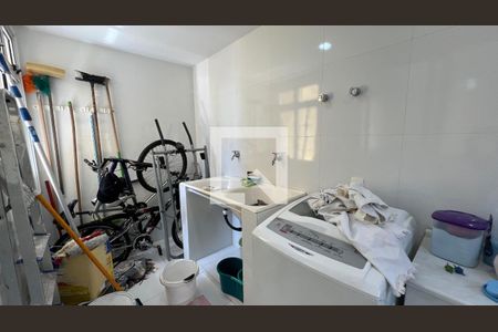 Casa à venda com 197m², 4 quartos e 3 vagas Casa à venda com 197m², 4 quartos e 3 vagasÁrea de Serviço