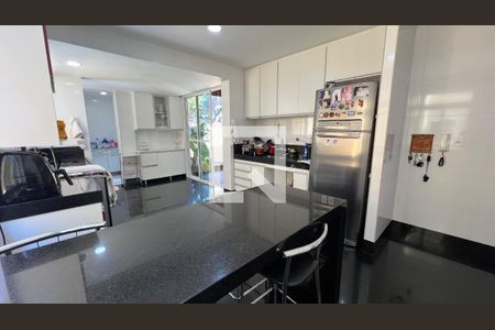 Casa à venda com 197m², 4 quartos e 3 vagas Casa à venda com 197m², 4 quartos e 3 vagasCozinha