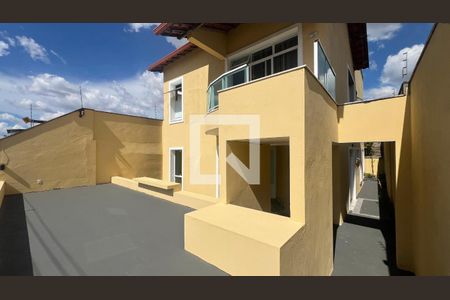 Casa à venda com 197m², 4 quartos e 3 vagas Casa à venda com 197m², 4 quartos e 3 vagasFachada