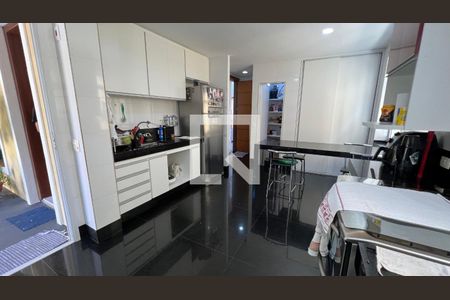 Casa à venda com 197m², 4 quartos e 3 vagas Casa à venda com 197m², 4 quartos e 3 vagasCozinha