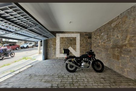 Casa à venda com 300m², 5 quartos e 3 vagas Casa à venda com 300m², 5 quartos e 3 vagasGaragem