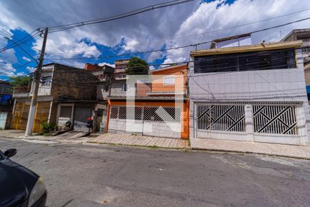 Casa à venda com 162m², 3 quartos e 2 vagas Casa à venda com 162m², 3 quartos e 2 vagasFachada
