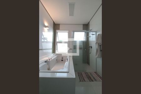 Casa de condomínio para alugar com 420m², 4 quartos e 6 vagas Casa de condomínio para alugar com 420m², 4 quartos e 6 vagasBanheiro da Suíte 2