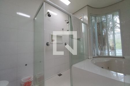 Casa de condomínio para alugar com 420m², 4 quartos e 6 vagas Casa de condomínio para alugar com 420m², 4 quartos e 6 vagasBanheiro da Suíte 4