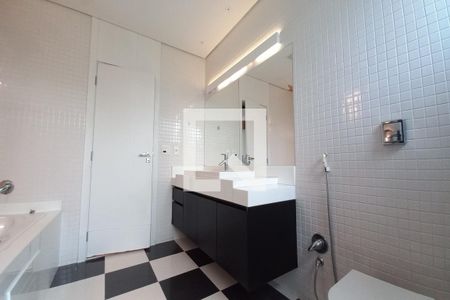 Casa de condomínio para alugar com 420m², 4 quartos e 6 vagas Casa de condomínio para alugar com 420m², 4 quartos e 6 vagasBanheiro da Suíte 3