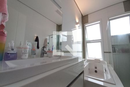 Casa de condomínio para alugar com 420m², 4 quartos e 6 vagas Casa de condomínio para alugar com 420m², 4 quartos e 6 vagasBanheiro da Suíte 2