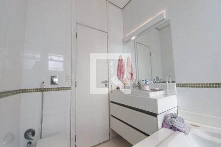 Casa de condomínio para alugar com 420m², 4 quartos e 6 vagas Casa de condomínio para alugar com 420m², 4 quartos e 6 vagasBanheiro da Suíte 2