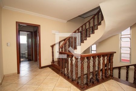 Casa à venda com 600m², 9 quartos e 10 vagas Casa à venda com 600m², 9 quartos e 10 vagasEscada