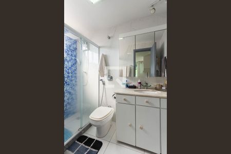 Apartamento à venda com 220m², 3 quartos e 2 vagasBanheiro Suíte (segundo andar)