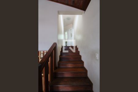 Casa à venda com 360m², 3 quartos e 2 vagas Casa à venda com 360m², 3 quartos e 2 vagasEscada