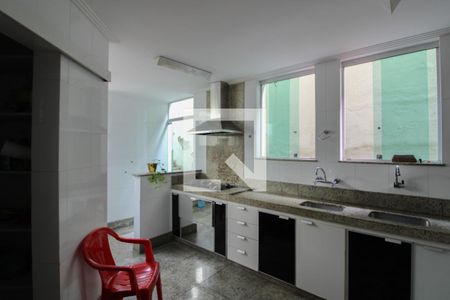 Casa à venda com 360m², 3 quartos e 2 vagas Casa à venda com 360m², 3 quartos e 2 vagasCozinha