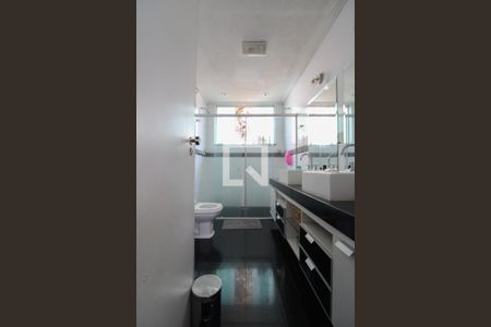 Casa à venda com 360m², 3 quartos e 2 vagas Casa à venda com 360m², 3 quartos e 2 vagasBanheiro da Suíte